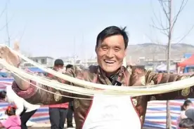 闪电评论｜临沂“拉面哥”走红，莫让“流量”扰乱了他的平静图片