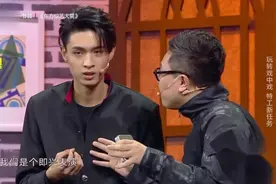 欢乐喜剧人：秦霄贤第一次见导演，一开门就闹笑话，太搞笑了