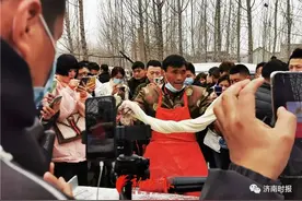 15年不涨价，一碗面只卖3元！山东“拉面哥”爆火：别光直播我，帮忙“找找孩子”图片