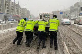 此刻，暴雪预警！多处道路封闭，部分公交停运！最新信息汇总图片
