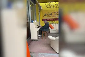人不可貌相！满脸纹身的76岁老人熟练弹奏钢琴震惊网友图片