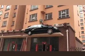 怎么上去的？奔驰车停在屋檐上图片