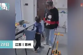 14岁姐姐拎着5岁弟弟吃饭，妈妈：一般都让姐姐教育弟弟图片