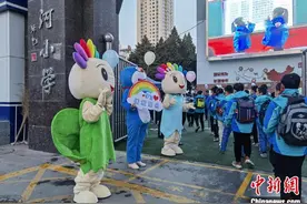 兰州各小学以不同“姿势”迎接“小可爱”归校图片