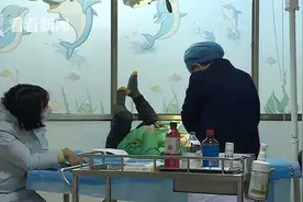 5岁男孩玩耍时啃咬废旧电池 胃部被灼伤紧急送医……图片