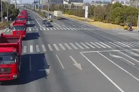 四辆大货车连闯红灯，全仗着这个 交警：你们也太嚣张了图片