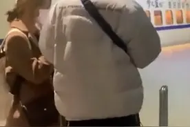 女生在车站搭讪帅小伙，小心翼翼拍肩膀，结局让网友直呼：赶紧在一起图片