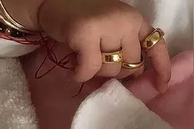 宝宝满月，家人给她戴上五只金戒指，玩着玩着可怕的事情发生了…图片