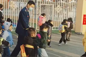 消防员第一次接女儿放学被“拒”网友：心酸到泪目图片