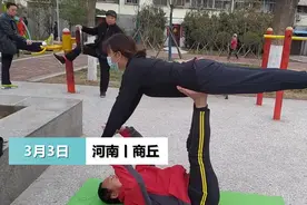 63岁大爷与55岁大妈在公园练双人瑜伽，高难度动作引人惊叹图片
