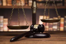 63岁大妈参团爬山猝死，事发时导游未在场 旅行社被判担责三成赔18万图片