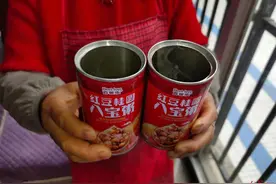 老人打开一罐八宝粥：咦，咋变成了水？官方介入调查，厂家回应图片