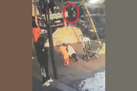 事发大连！怀里的孩子突然“飞”了出去，视频看着都疼…图片