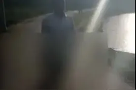 印度父亲砍下女儿的头颅拎着去自首，只因不满女儿新交的男友图片