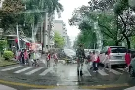 一群小学生正在过马路，司机驾车强行穿过斑马线，还骂老师！警方深夜通报图片