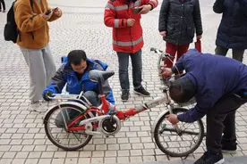 免费修自行车，这事护行团志愿者包了图片