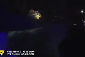 “忘了你的钱包！我们走！”美国警察从下沉汽车中救出73岁妇女图片