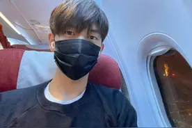 李现晒“三万英尺的自拍”“顺毛”模样超乖图片
