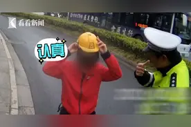 奇葩“头盔”糊弄交警 男子当场试戴尴尬了……图片