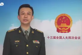 解放军和武警部队代表团新闻发言人接受媒体采访图片