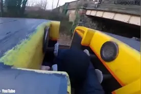 英国21岁男子冒着生命危险自拍在疾驰的火车上“冲浪”图片