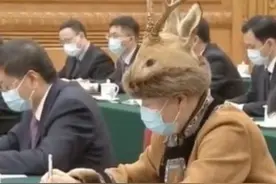 “小鹿帽”人大代表受关注 本人回应：不是小鹿，是狍子图片