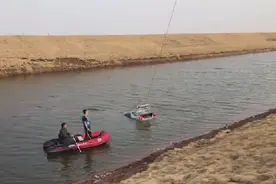 大意了！河边钓鱼忘拉手刹，汽车滑入大沽河图片