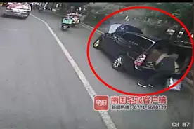 南宁一私家车行驶中自燃，女公交车司机停车帮灭火图片