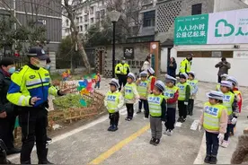 画面可爱到飞起！快来看看这群萌娃穿上“小交警”服的样子吧图片