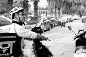 他送外卖月入过万，还成了视频博主图片