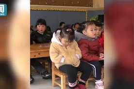萌娃打瞌睡忍不住靠在同学身上 小女孩发现后赶紧直起腰给她靠图片