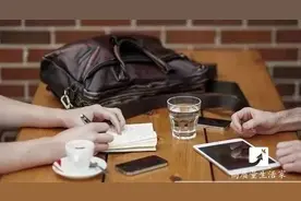 手机不用时，屏幕到底朝上还是朝下？维修师傅：难怪你手机老坏图片