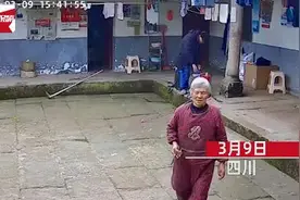 男子与爷爷视频得知其摔倒，翻看监控后更揪心，网友：看哭了图片