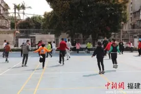 跳绳也需过级 小学引导学生做好运动图片
