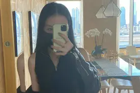 李咏女儿晒露脐装自拍 大秀小蛮腰身材火辣图片