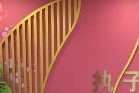 特殊的婚礼：男子戴手铐与怀孕女友进行结婚登记仪式