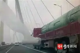 高速上正开车，突遭“天外飞布”，这位司机的反应真绝图片