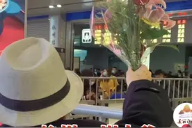 浪漫与年龄无关！杭州74岁大爷手捧鲜花接老伴回家，屏保还是老伴艺术照，网友：我酸了图片