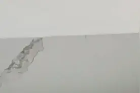 315维权丨宝宝掉床缝身亡，天鹅到家保姆被指拿走塞缝枕头视频封面