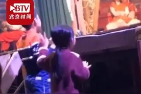 未来的角儿！10岁女孩台下模仿演员唱戏 一招一式真有范儿图片