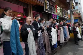广州制衣厂老板康乐村排队招工图片