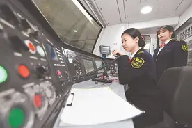 地铁上的女司机图片