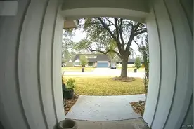 美国一女子光脚跑到居民家门口偷走包裹 全程仅三秒图片