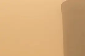 北京遭遇沙尘暴天气，能见度降至1公里以下