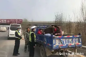 菏泽定陶：农用三轮拉六人，驾驶员被依法处罚图片