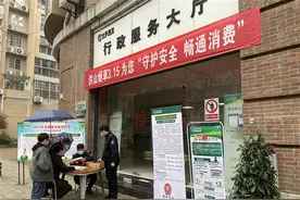 教你如何辨别假烟，洪山区烟草专卖局冒雨为消费者维权图片