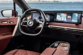 宝马也用上了双联屏，颠覆性的iDrive 8系统正式发布图片