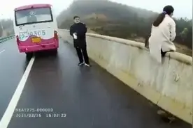 郎溪一女子坐桥边哭泣 民警瞅准时机一把将其抱下图片