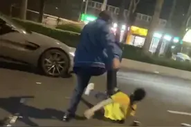 广州一外卖小哥在街头遭殴打，站点负责人称其休假养伤图片