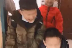 儿子带众多同学来家里吃饭现场欢乐，进门时一幕让妈妈笑翻了图片